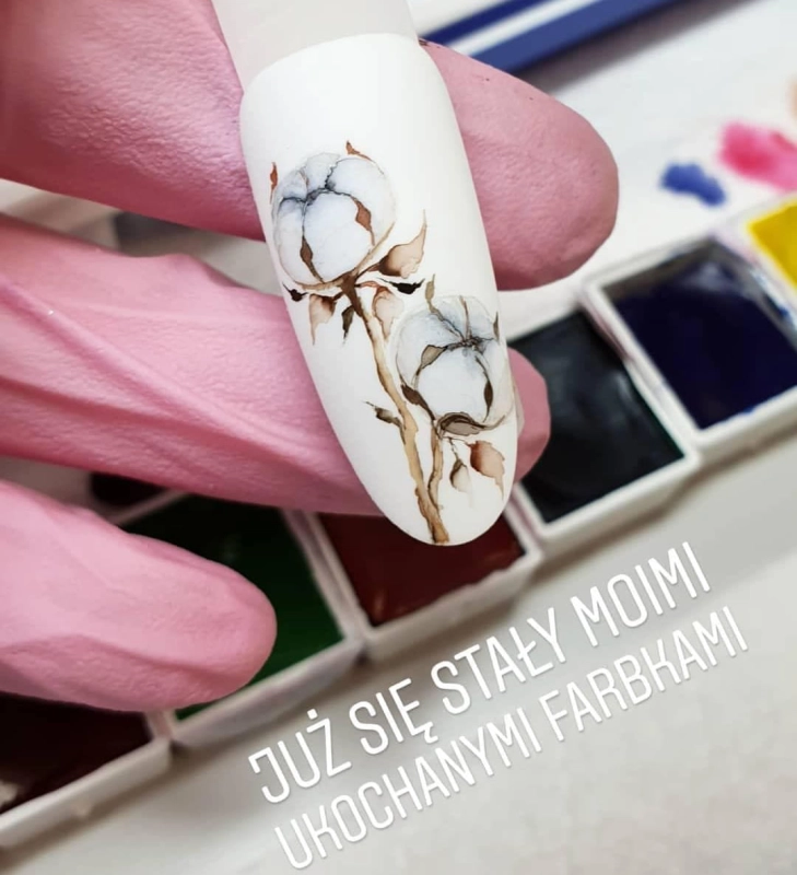 Tips z akwarelową gałązką bawełny trzymany nad paletą farb AquaNess