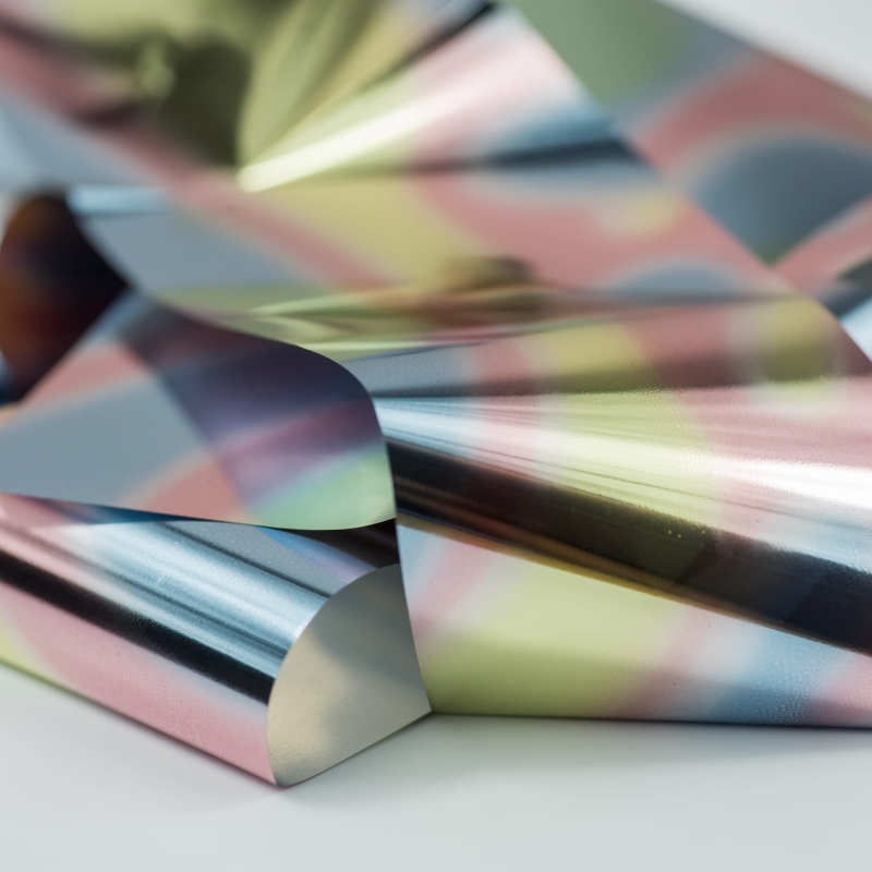 Folia transferowa Benzyna 2 – metaliczna folia z różowo-żółto-niebieskim wzorem