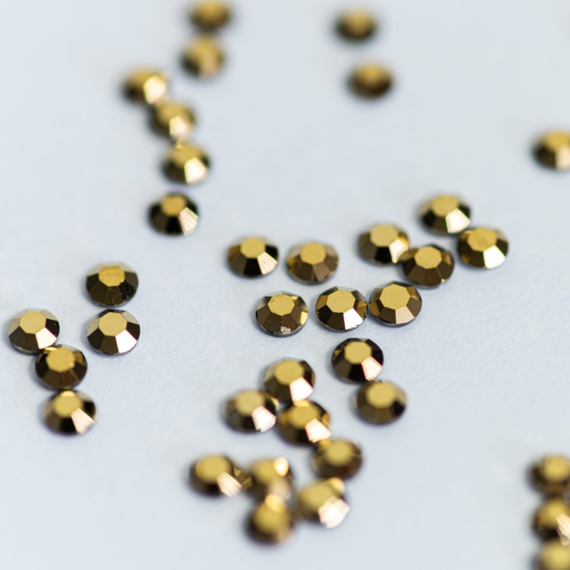 50 szt. Kryształki Gold rozmiar 8