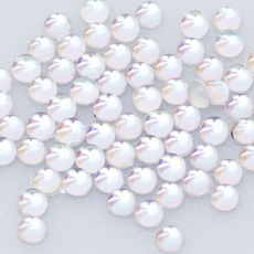 Rozsypane białe opalizujące perełki Unicorn rozmiar 8 w zbliżeniu