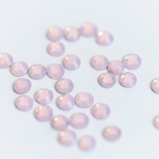 Rozsypane jasnoróżowe mleczne kryształki Pastel Rose na jasnym tle