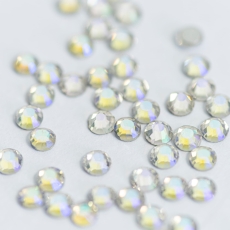 Rozsypane opalizujące kryształki Diamond na jasnym tle