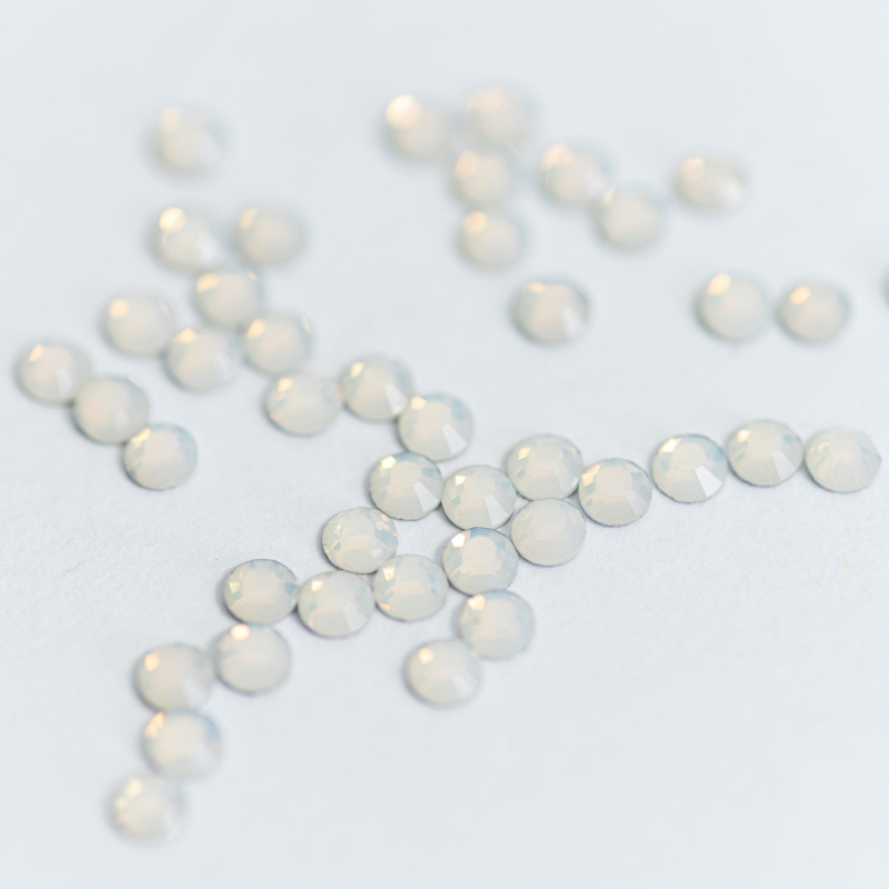 1400szt. Kryształki Pastel White rozmiar 8