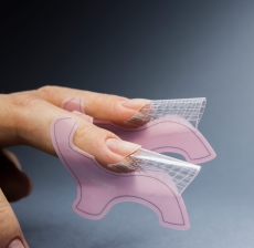 Plastikowe szablony założone na dwa palce dłoni