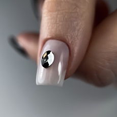 Paznokieć w mlecznym kolorze z owalnym kryształkiem Oval Crystal