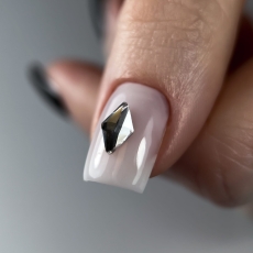 Paznokieć w mlecznym kolorze z kryształkiem w kształcie rombu Rhombus Crystal