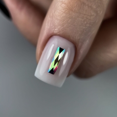 Paznokieć w mlecznym kolorze z podłużnym opalizującym kryształkiem Straight Mermaid