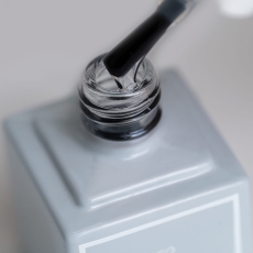 Otwarta buteleczka bazy hybrydowej Rubber Base Clear z pędzelkiem i bezbarwną masą