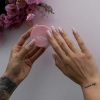 Dłonie z jasnoróżowymi paznokciami trzymające słoiczek żelu Smooth Gel Light Pink