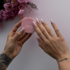 Dłonie z jasnoróżowymi paznokciami trzymające słoiczek żelu Smooth Gel Light Pink