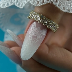 Długi mleczny paznokieć z białym koronkowym wzorem odbitym lakierem do stempli