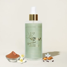 Butelka perfumowanej mgiełki do ciała Good Owl wśród kwiatów, migdałów i kakao