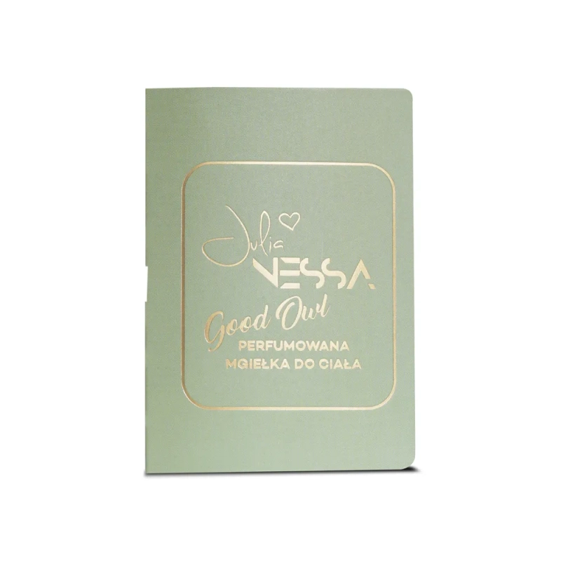 Zielony kartonik próbki perfumowanej mgiełki do ciała Good Owl ze złotym nadrukiem