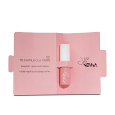 Próbka perfumowanej mgiełki do ciała Flower Dream 2 ml w otwartym różowym kartoniku