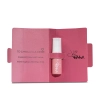 Próbka rozświetlającej mgiełki do ciała Angel Glow 2 ml w otwartym malinowym kartoniku
