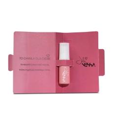 Próbka rozświetlającej mgiełki do ciała Angel Glow 2 ml w otwartym malinowym kartoniku