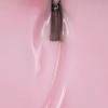 Pędzelek w różowej masie bazy hybrydowej Naked Base Pink – konsystencja w zbliżeniu