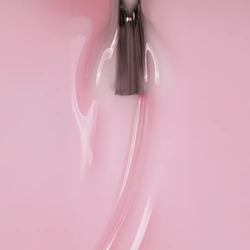 Pędzelek w różowej masie bazy hybrydowej Naked Base Pink – konsystencja w zbliżeniu