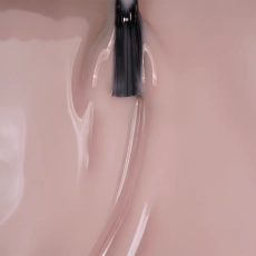 Baza hybrydowa Rubber Base Natural – pędzelek w beżoworóżowej masie w zbliżeniu