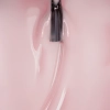 Baza hybrydowa Rubber Base Pink – pędzelek w jasnoróżowej masie w zbliżeniu
