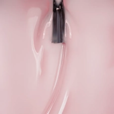 Baza hybrydowa Rubber Base Pink – pędzelek w jasnoróżowej masie w zbliżeniu