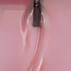 Pędzelek w ciepłoróżowej masie bazy hybrydowej Naked Base Warm Pink – zbliżenie