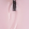 Pędzelek w jasnoróżowej masie bazy hybrydowej Naked Base Porcelain Pink – zbliżenie