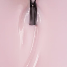 Pędzelek w jasnoróżowej masie bazy hybrydowej Naked Base Porcelain Pink – zbliżenie