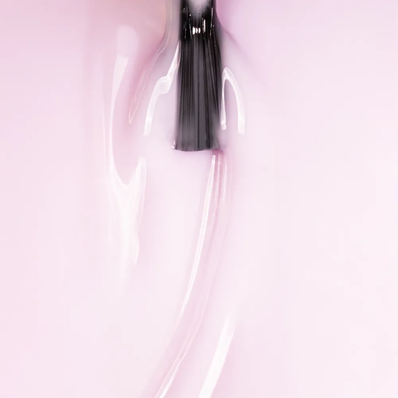 Pędzelek w mlecznoróżowej masie bazy hybrydowej Naked Base Porcelain Milky Pink – zbliżenie