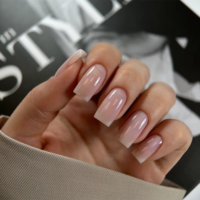 Dłoń z kwadratowymi paznokciami w kolorze bazy hybrydowej Naked Base Porcelain Pink