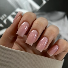 Dłoń z kwadratowymi paznokciami w kolorze bazy hybrydowej Naked Base Warm Pink