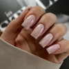 Dłoń z kwadratowymi paznokciami w kolorze bazy hybrydowej Naked Base Porcelain Milky Pink