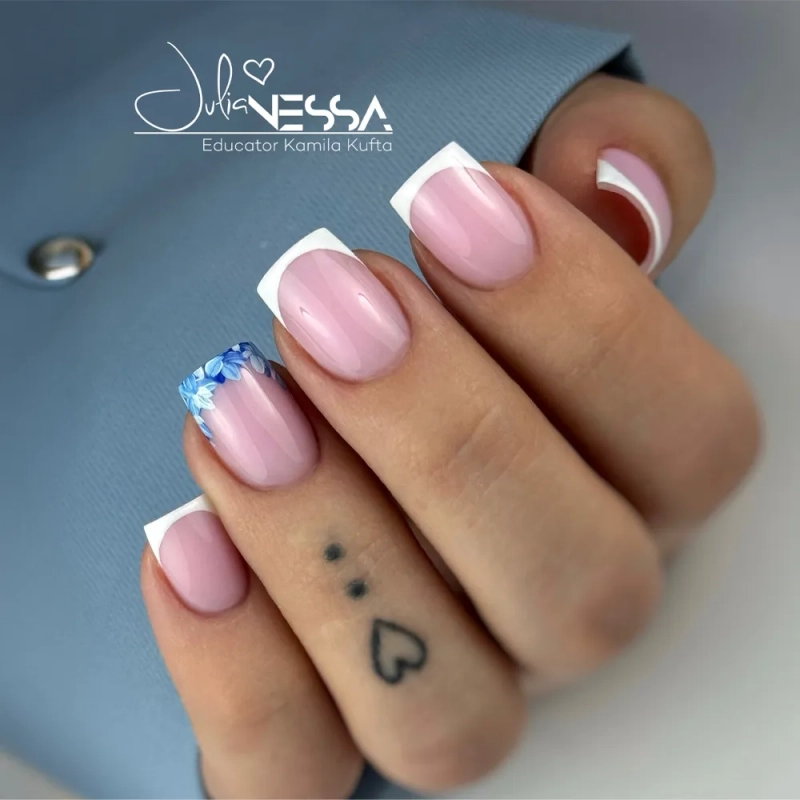 Dłoń z różowymi paznokciami z białym frenchem i niebieskim zdobieniem – żel Smooth Gel Flamingo Pink