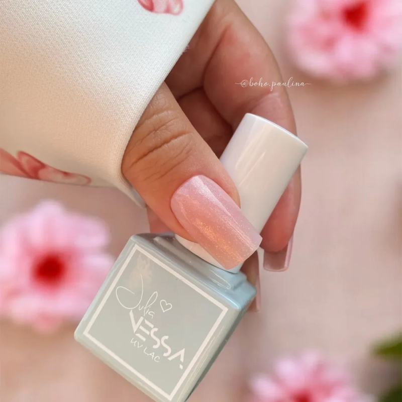 Różowy paznokieć ze złotą drobinką i buteleczka płynnego akrylożelu Liquid AcrylicGel Pink Gold