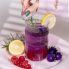 Szklanka fioletowej herbaty z cytryną, rozmarynem i malinami – Magiczna herbata Julia Nessa
