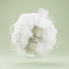 Butelka perfumowanej pianki do mycia rąk Good Owl w chmurze piany na zielonym tle