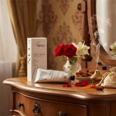 Perfumowany krem do rąk No.2 – kartonik i tubka na drewnianej toaletce z różami i kadzidłem