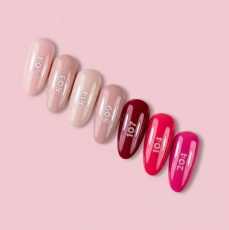 Siedem wzorników lakierów hybrydowych od beżu po bordo i róż na różowym tle