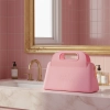 Różowa kosmetyczka Make Up Bag z uchwytem na marmurowym blacie w łazience