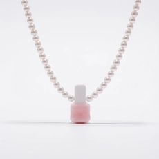 Naszyjnik Pearl Secret Bottle w zbliżeniu – perełki i różowa zawieszka buteleczka