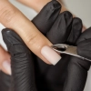 Precyzyjne cążki do skórek Master Mani JN-11 4 mm w trakcie manicure profesjonalnego na dłoni klientki