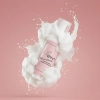 Butelka perfumowanej pianki do mycia rąk Flower Dream w chmurze piany na pudrowym tle