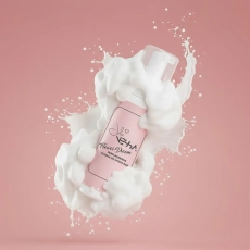 Butelka perfumowanej pianki do mycia rąk Flower Dream w chmurze piany na pudrowym tle