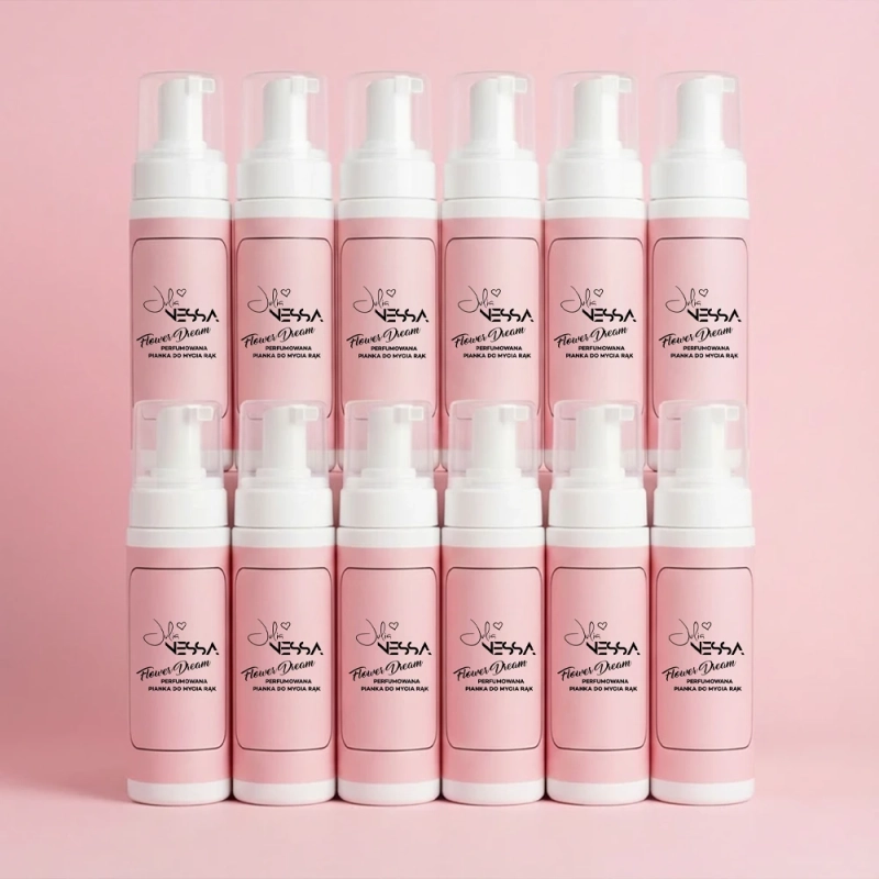 Dwanaście butelek perfumowanej pianki do mycia rąk Flower Dream na jasnoróżowym tle