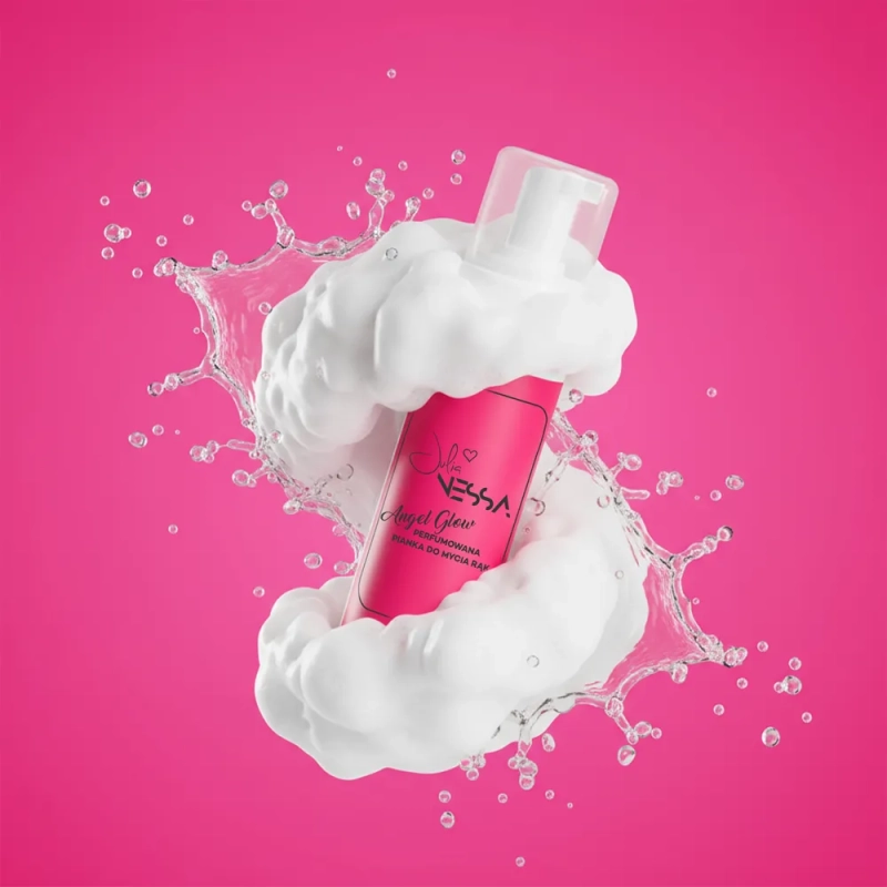 Butelka perfumowanej pianki do mycia rąk Angel Glow w chmurze piany na różowym tle