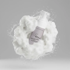 Butelka perfumowanej pianki do mycia rąk Beauty Way w chmurze piany na szarym tle