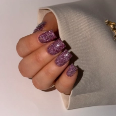 Manicure na paznokciach pomalowanych lakierem hybrydowym NessaUV lac Flash 956 w świetle, podkreślającym intensywny błysk