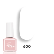 Lakier hybrydowy NessaUV lac 600 Perfect white 8 ml w buteleczce z białą nakrętką oraz próbka idealnie białego odcienia na tipsie, prezentacja koloru do manicure french