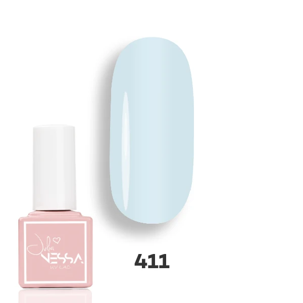 Lakier hybrydowy NessaUV lac 411 8 ml w pastelowym błękicie, prezentacja koloru i butelki na białym tle