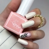 Manicure wykonany lakierem hybrydowym NessaUV lac 610, kremowo-beżowe paznokcie i zdobienie z liściem